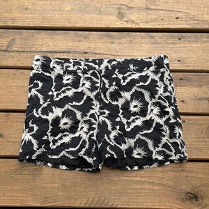 Banana Republic cream and black embroidered shorts (Las)